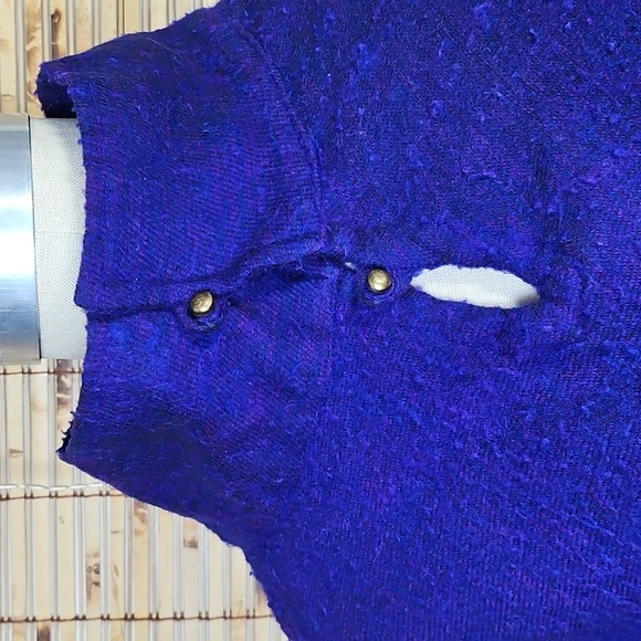 Beautiful Textured Purple Cape with Two Buttons 100% Wool Zig Zag from Nepal - Picture 9 of 9